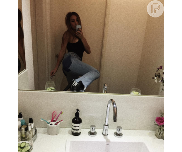 Sabrina Sato aderiu à moda e posou para selfie no espelho com o pé na pia do banheiro