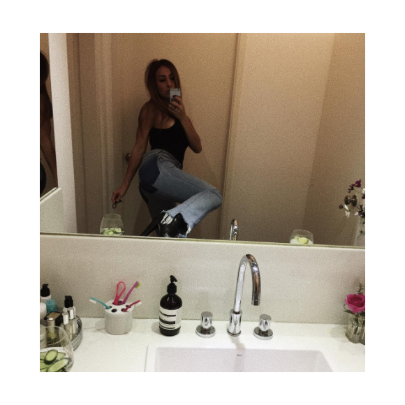 Sabrina Sato aderiu à moda e posou para selfie no espelho com o pé na pia do banheiro