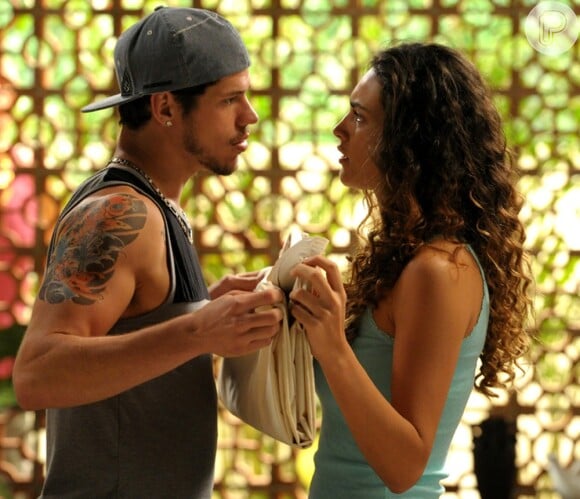 Débora Nascimento e José Loreto começaram a namorar nos bastidores da novela 'Avenida Brasil' (2012)
