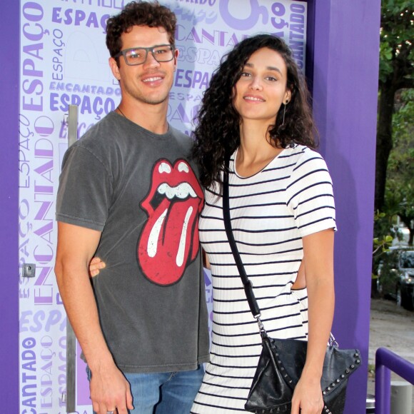 Débora Nascimento e José Loreto foram ao aniversário de Aurora, filha de Rafael Cardoso e Mariana Bridi