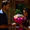 Romântico, Gustavo (Carlo Porto) visita Cecília (Bia Arantes) e lhe entrega um buquê de flores na novela 'Carinha de Anjo'