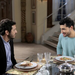 Em sua casa, Gustavo (Carlo Porto) conversa com Padre Gabriel (Alcemar Vieira) sobre o beijo dado em Cecília (Bia Arantes) na novela 'Carinha de Anjo'