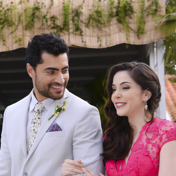 Após beijo, Cecília (Bia Arantes) e Gustavo (Carlo Porto) entraram juntinhos no casamento de Tia Perucas (Priscila Sol) e Vitor (Thiago Mendoça) na novela 'Carinha de Anjo'