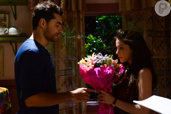Cecília (Bia Arantes) recebe um buquê de flores de Gustavo (Carlo Porto), no capítulo de quinta-feira, dia 13 de outubro de 2017, na novela 'Carinha de Anjo'