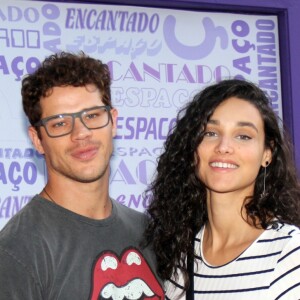 Débora Nascimento e José Loreto anunciaram a gravidez nas redes sociais nesta quarta (04)