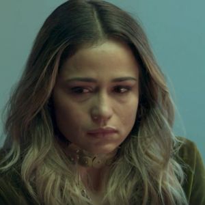 Sandra Helena (Nanda Costa) tenta fugir do presídio mas não consegue, na novela 'Pega Pega', em 12 de outubro de 2017