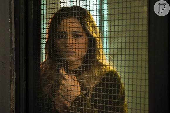Sandra Helena (Nanda Costa) não se conforma em ficar presa e oferece dinheiro a Mônica (Julia Lund) para que ela arme uma fuga, na novela 'Pega Pega'