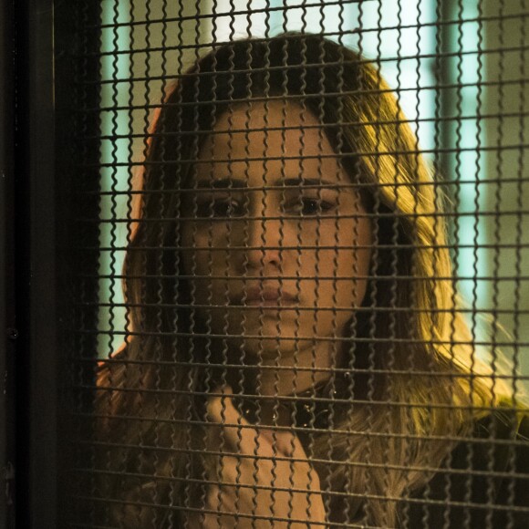 Sandra Helena (Nanda Costa) não se conforma em ficar presa e oferece dinheiro a Mônica (Julia Lund) para que ela arme uma fuga, na novela 'Pega Pega'