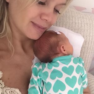 Eliana exibiu a filha, Manuela, em seu colo no Instagram, nesta quinta-feira, 5 de outubro de 2017