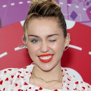 Miley Cyrus disse que coloca espiões para vigiar as cenas quentes de Liam Hemsworth