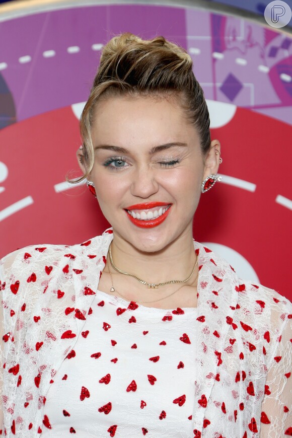 Miley Cyrus disse que coloca espiões para vigiar as cenas quentes de Liam Hemsworth