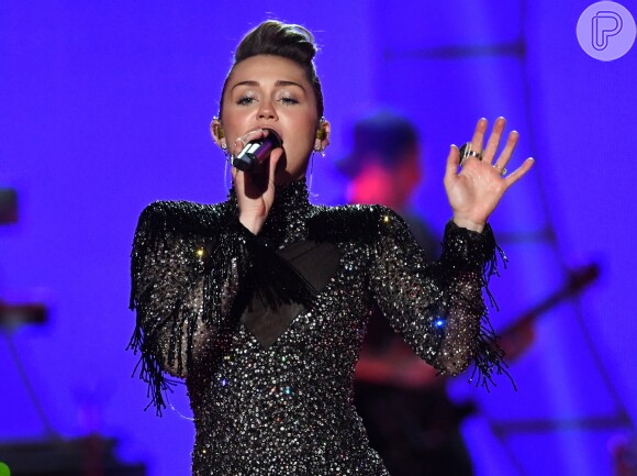 'Eu levei um jovem em situação de rua para o VMA porque eu percebi o poder que possuía', justificou Miley Cyrus