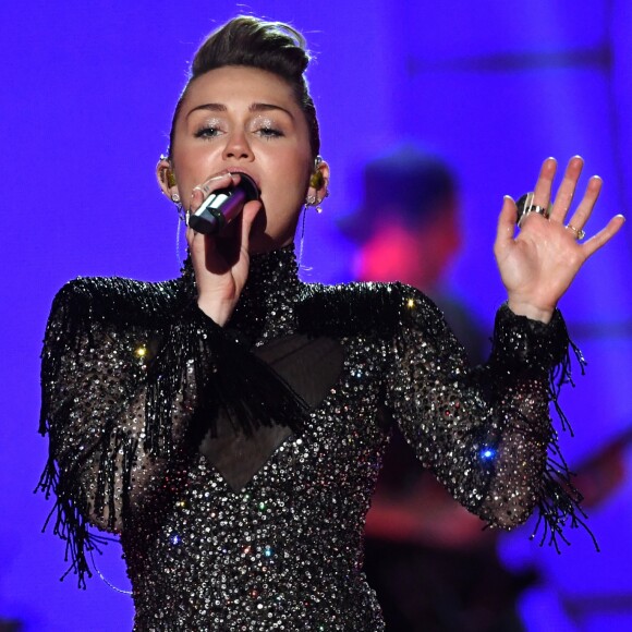 'Eu levei um jovem em situação de rua para o VMA porque eu percebi o poder que possuía', justificou Miley Cyrus