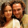 Zac (Igor Rickli) acompanha Joana (Milena Toscano) ao calabouço e ela troca juras de amor com Asher (Dudu Azevedo), na novela 'O Rico e Lázaro'