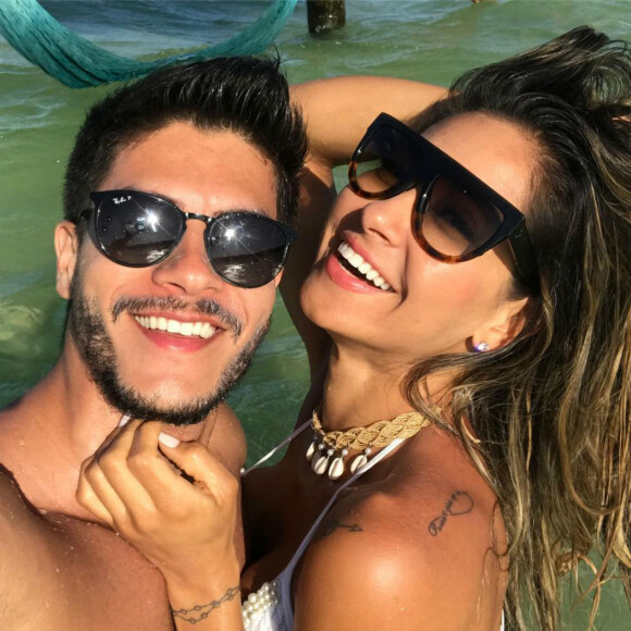 Arthur Aguiar falou sobre o relacionamento com Mayra Cardi em coletiva nos Estúdios Globo