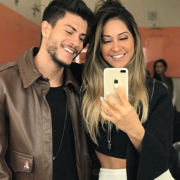 Arthur Aguiar e Mayra Cardi assumiram oficialmente o namoro em julho de 2017