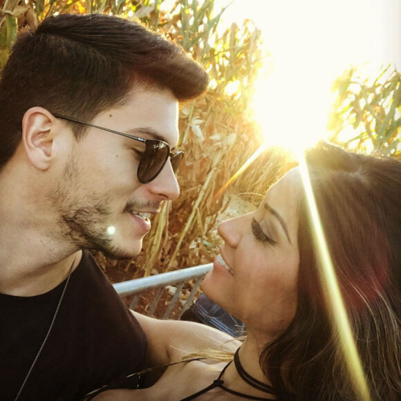 Arthur Aguiar disse que Mayra Cardi prefere não assistir às cenas quentes que o ator protagonizará