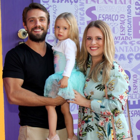 Rafael Cardoso afirma que a mulher, Mariana Bridi, não tem ciúmes de cenas quentes