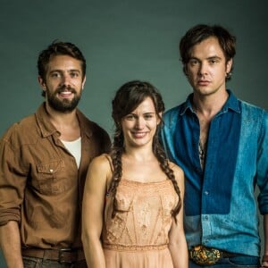 Na novela, Renato (Rafael Cardoso) é apaixonado por Clara (Bianca Bin), mas ela acaba se casando com Gael (Sérgio Guizé)