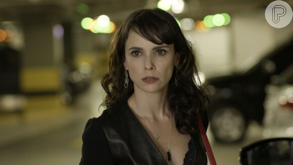 Na cena seguinte de 'A Força do Querer', Irene (Débora Falabella) será morta ao ser jogada no poço de um elevador