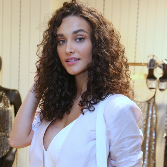Débora Nascimento aliou conforto e estilo em seu look para o lançamento da nova coleção da marca Le Lis Blanc, no Rio de Janeiro, em 5 de outubro de 2017