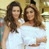 Maria Fernanda Cândido e Juliana Paes contrastaram os looks branco com bolsas vibrantes no lançamento da nova coleção da marca Le Lis Blanc, no Rio de Janeiro, em 5 de outubro de 2017