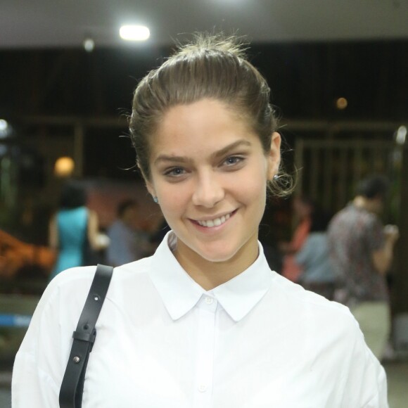 Isabella Santoni dispensou maquiagem para prestigiar a peça 'Círculo da Transformação em Espelho' no teatro do Sesc em Copacabana, Zona Sul do Rio, na noite de quinta-feira, 5 de outubro de 2017