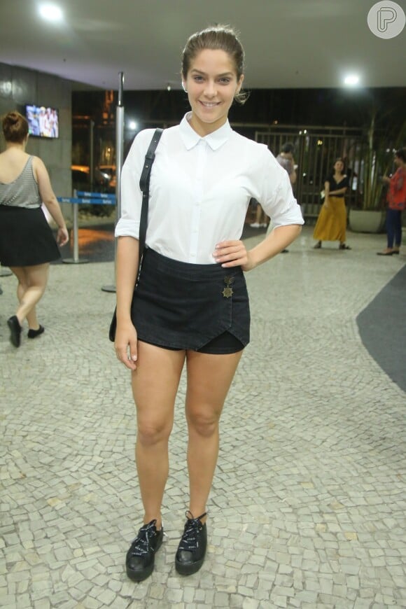 Isabella Santoni apostou em um short saia jeans, camisa social branca e tênis de salto para curtir o espetáculo