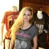 Depois de relaxar no hotel, Avril Lavigne vai a evento em loja do Rio 2 de maio de 2014
