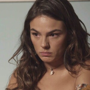 Ritinha (Isis Valverde) não se intimida quando Joyce (Maria Fernanda Cândido) diz que vai chamar a polícia para impedi-la de levar Ruyzinho (Lorenzo Souza), na novela 'A Força do Querer'