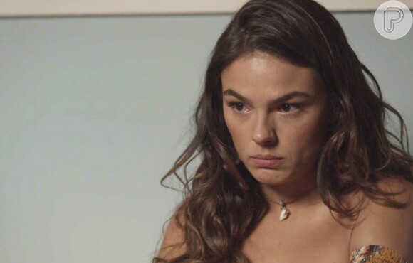 Ritinha (Isis Valverde) não se intimida quando Joyce (Maria Fernanda Cândido) diz que vai chamar a polícia para impedi-la de levar Ruyzinho (Lorenzo Souza), na novela 'A Força do Querer'