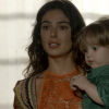 Desesperada, Ritinha (Isis Valverde) se agarra a Ruyzinho (Lorenzo Souza) mas os policias avisam que se ela não entregar a criança, terão que tirá-lo dela à força, na novela 'A Força do Querer'