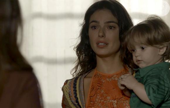 Desesperada, Ritinha (Isis Valverde) se agarra a Ruyzinho (Lorenzo Souza) mas os policias avisam que se ela não entregar a criança, terão que tirá-lo dela à força, na novela 'A Força do Querer'