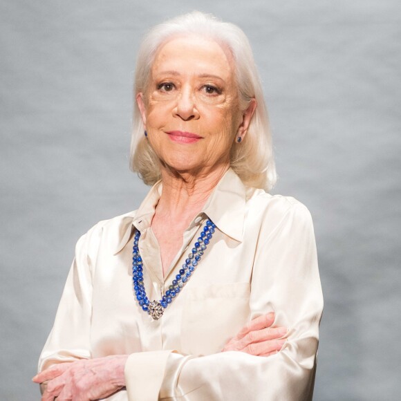 Fernanda Montenegro, a Mercedes na novela 'O Outro Lado do Paraíso', opina sobre a experiência de assumir os fios brancos: 'Tem uma hora que a tinta não pega direito na raiz, é um horror! Não precisar pintar o cabelo é a única vantagem da velhice'