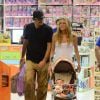 Luciano Szafir passeou com a mulher, Luhanna, e o filho, David, de 5 meses, em um shopping na Barra da Tijuca, Zona Oeste do Rio de Janeiro, nesta sexta-feira, 2 de maio de 2014