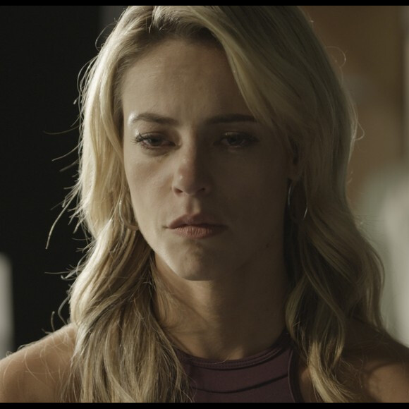 Jeiza (Paolla Oliveira) desistiu da luta em Los Angeles ao saber que Zeca (Marco Pigossi) estava preso, na novela 'A Força do Querer'