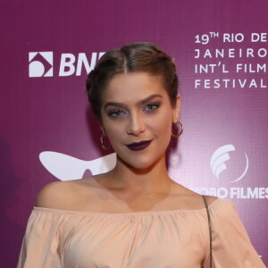 Isabella Santoni marcou presença no Festival do Rio na noite de sexta-feira, 7 de outubro de 2017