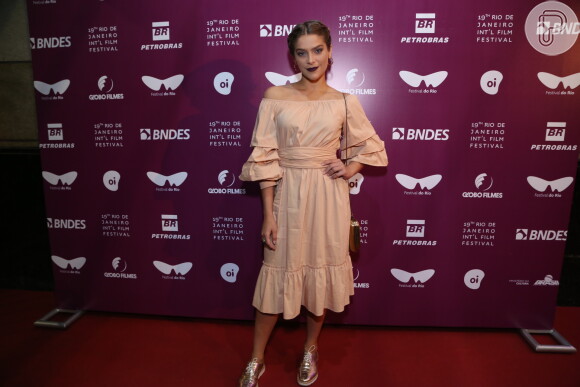 Isabella Santoni marcou presença no Festival do Rio na noite de sexta-feira, 7 de outubro de 2017