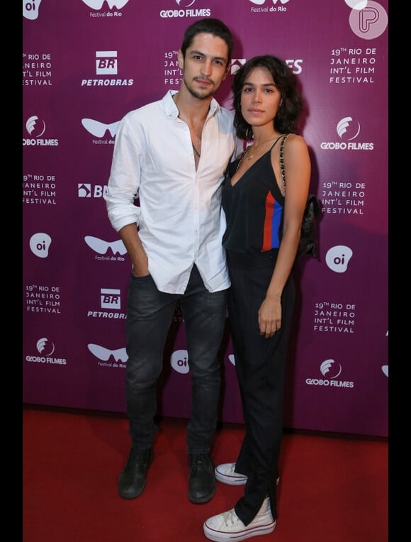 Gabriel Leone e a namorada, Carla Salle, marcaram presença no Festival do Rio na noite de sexta-feira, 7 de outubro de 2017