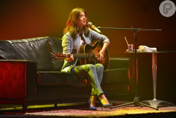 Paula Fernandes brincou sobre a vida amorosa durante show no Recife, na noite de sexta-feira, 6 de outubro de 2017