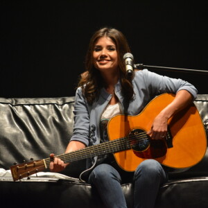 Paula Fernandes foi recebida com gritos de 'Linda, gostosa e casa comigo' em show