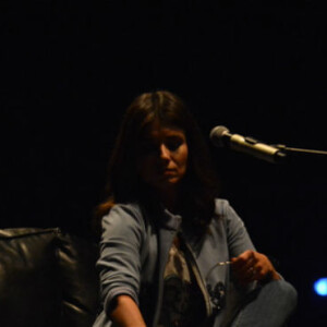 Paula Fernandes tirou o sapato durante show no Teatro RioMar, no Recife