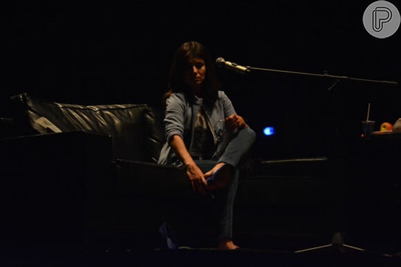 Paula Fernandes tirou o sapato durante show no Teatro RioMar, no Recife
