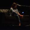 Paula Fernandes tirou o sapato ao se apresentar no Teatro RioMar, no Recife, na noite de sexta-feira, 6 de outubro de 2017