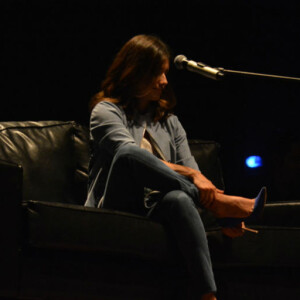 Paula Fernandes tirou o sapato ao se apresentar no Teatro RioMar, no Recife, na noite de sexta-feira, 6 de outubro de 2017