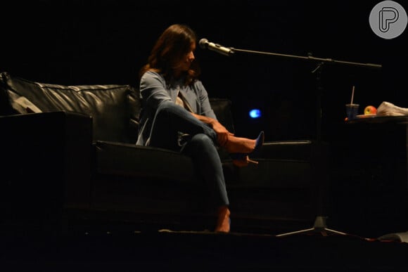 Paula Fernandes tirou o sapato ao se apresentar no Teatro RioMar, no Recife, na noite de sexta-feira, 6 de outubro de 2017