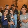 Paula Fernandes dividiu o microfone com os fãs e foi abraçada pelo público