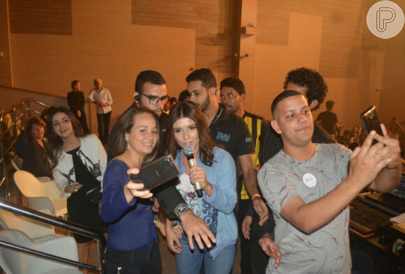 Paula Fernandes dividiu o microfone com os fãs e foi abraçada pelo público
