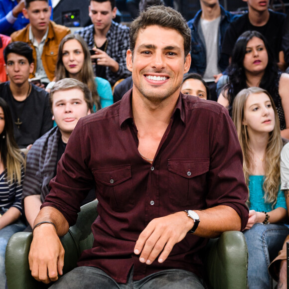 Cauã Reymond relatou assédio sofrido em ônibus aos 13 anos