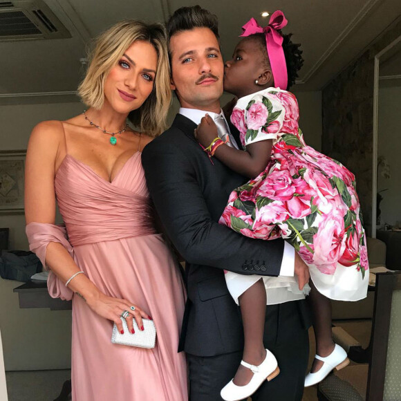 Giovanna Ewbank e marido, Bruno Gagliasso, foram um dos padrinhos de casamento de Marina Ruy Barbosa neste sábado, 7 de outubro de 2017